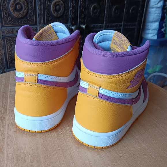 Air Jordan 1 Retro High OG - Picture 3 of 10